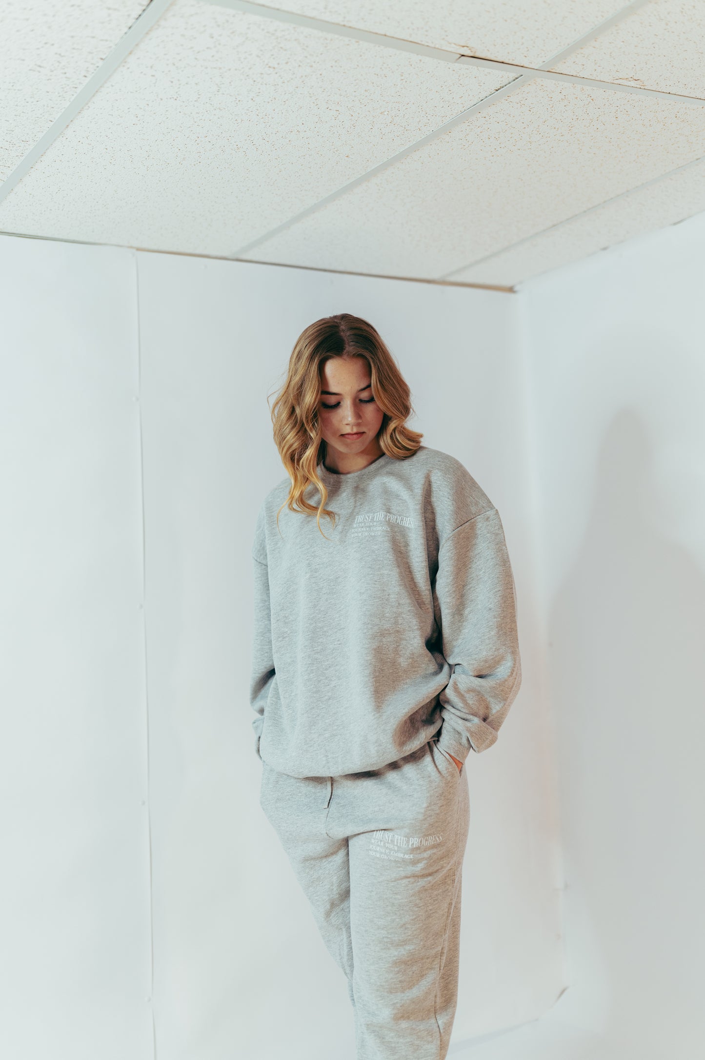 CREWNECK SWEATSHIRT (GRAY)